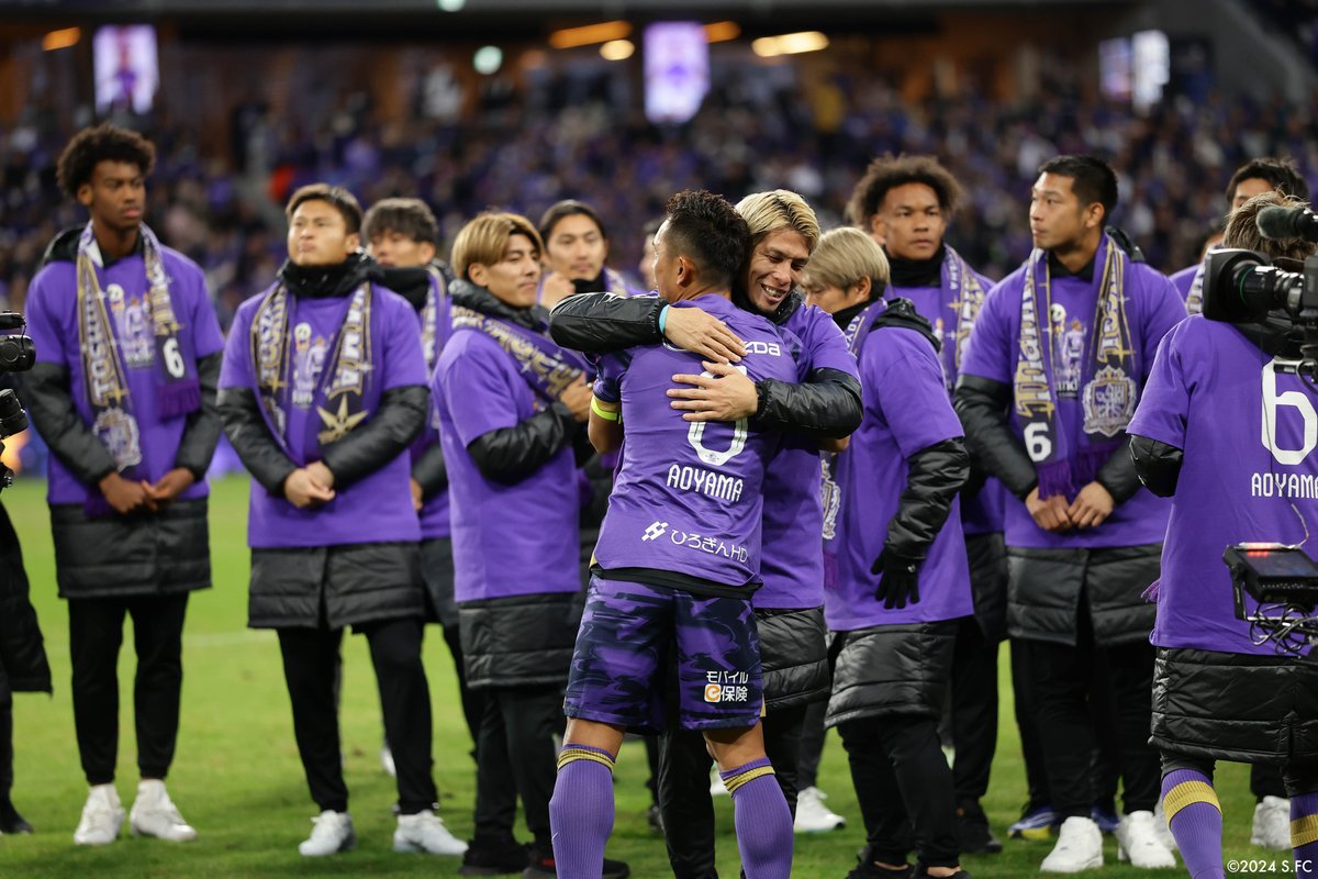 sanfrecce_SFC's tweet photo. 広島のバンディエラ💐📸

#ありがとう青山敏弘
#青山敏弘
#sanfrecce | #シンぶちあつ! | #Jリーグ | #広島札幌 https://t.co/tOvsxKuGB9