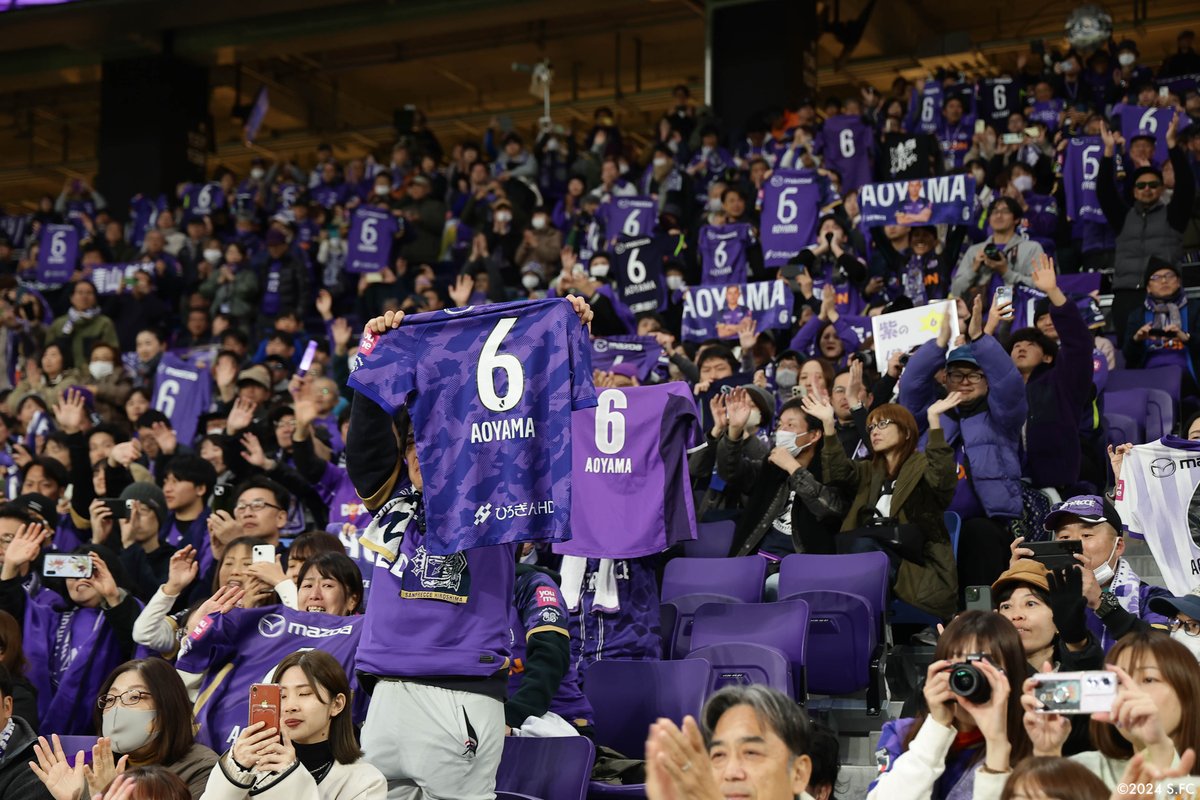 sanfrecce_SFC's tweet photo. 広島のバンディエラ💐📸

#ありがとう青山敏弘
#青山敏弘
#sanfrecce | #シンぶちあつ! | #Jリーグ | #広島札幌 https://t.co/tOvsxKuGB9