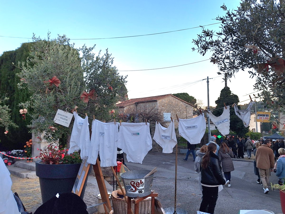 MullerFranoise2's tweet photo. Scoop du marché de Noël du Rouret (06). Quand le textile jouait à 'Qui veut perdre des centimètres?' 😅 Les grands-mères en PLS ! #Evolution #ModeDAntan  #CulotteStory #Humour #AlpesMaritimes #LeRouret #MarchéDeNoël https://t.co/3HiBBHfjf3