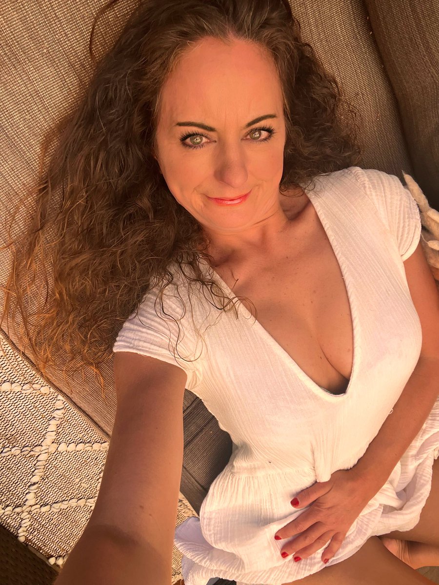 MagicAndPasta's tweet image. “𝙈𝙞𝙙𝙙𝙡𝙚

𝘾𝙡𝙖𝙨𝙨

𝙒𝙤𝙢𝙖𝙣

𝙊𝙛

𝘼 

𝘾𝙚𝙧𝙩𝙖𝙞𝙣

𝘼𝙜𝙚” ✌️

#MiddleClassWomanOfaCertainAge