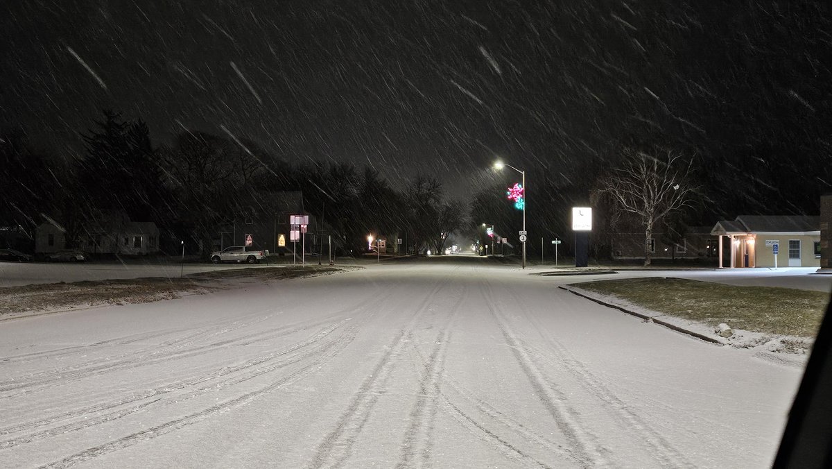 PocahontasPD's tweet photo. Good morning Pocahontas County at 2A! Road conditions are degraded due to a light snow with one inch of snow covering all road surfaces in our area. It will be a slow start to your Monday. Lanes are getting packed by prior road traffic. Please take time getting to your destination with increased stopping distances. Arrive alive! Visibility is three miles at 23F. #iawx @NWSDesMoines @statewideia511