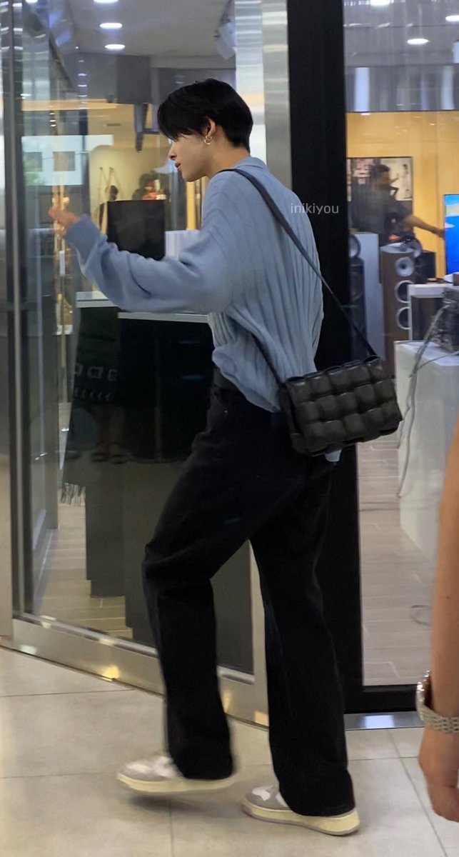 ni_ki_jake's tweet photo. にきくんが日常で不意に撮られた瞬間のスタイルが異次元すぎることのファン、骨格ニキ https://t.co/S7DMxmiUYP