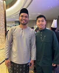 Khairul Aming + Pinn Yang.
Hero Malaysia pada saat ini‼️

Seorang Melayu. Seorang Cina.
Seorang Islam. Seorang Kristian.

Fyi, Pinn Yang bagi derma besar kat KA untuk beliau uruskan bantuan kepada mangsa banjir.

Tak main kaum. Tak main agama. Tak main parti. Tak main politik.