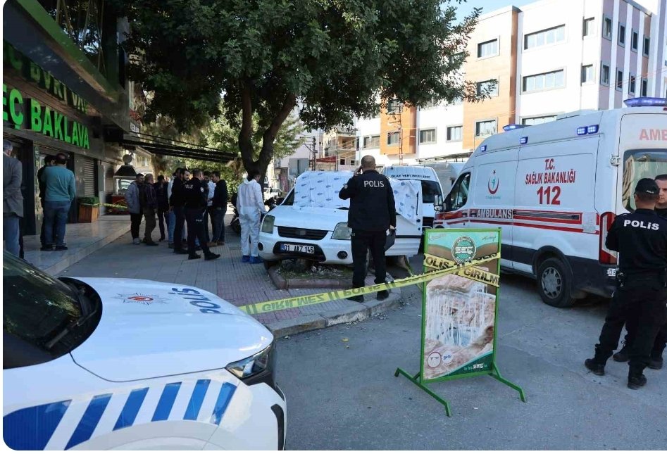 gerek_gercek's tweet photo. Adana’da bir kadın nişanlanan eski sevgilisini öldürüp intihar etti.

Adana’da hafif ticari aracı süren eski sevgilisini ensesinden vurarak öldüren kadın, aynı silahla göğsüne sıkarak intihar etti. Kadının eski sevgilisini başkasıyla nişanlandığı için öldürdüğü öne sürüldü. https://t.co/CiUBDK896h