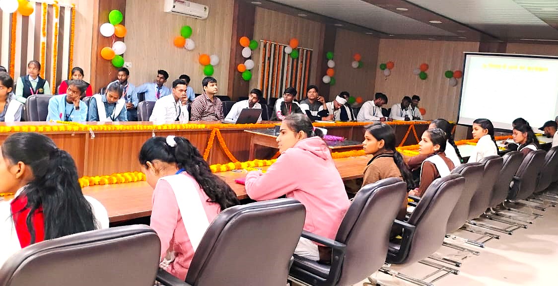 mirzapurpolice's tweet photo. #SP_Mirzapur #अभिनन्दन के निर्देशन में #Addl_SP_Op द्वारा 30 दिवस Student Police Experiential Learning(SPEL)कार्यक्रम के सम्बन्ध मे स्नातक के छात्र/छात्राओं को अनुभवात्मक अधिगम के माध्यम से पुलिस की कार्यशैली,कार्य का वातावरण की जानकारी सहित पुलिस की छवि सुधार बारे में बताया गया। https://t.co/PMMXxpqBev