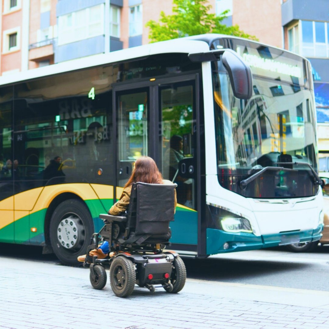 Avui, en el Dia Internacional de les Persones amb Discapacitat, reivindiquem la importància d’un transport accessible per a tothom. 
A Barcelona Nord treballem perquè cada viatge sigui fàcil i inclusiu per a les persones amb diversitat funcional. 🚌
#MobilitatAccessible