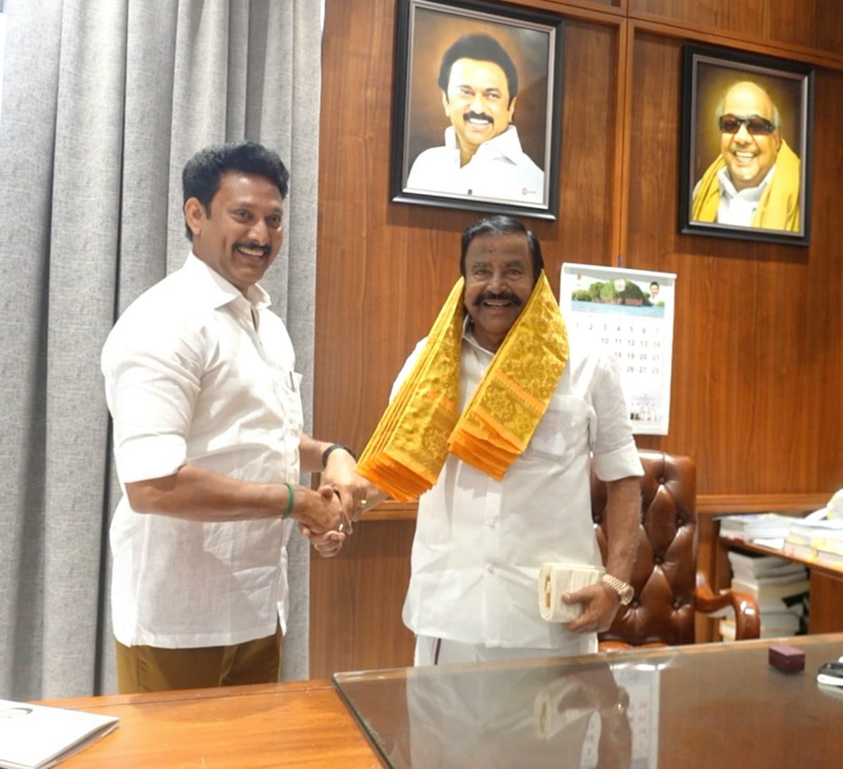 Anbil_Mahesh's tweet photo. கழக முதன்மைச் செயலாளர் - மாண்புமிகு அமைச்சர் அண்ணன் @KN_NEHRU அவர்களிடம் பிறந்தநாள் வாழ்த்துகளைப் பெற்றுக்கொண்டோம். https://t.co/WnKvHnaRZX