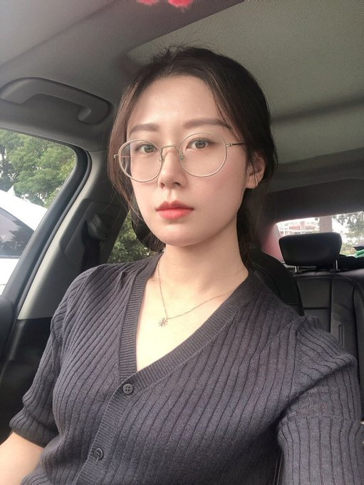 xiaomeilaoshi's tweet photo. 好尴尬，刚准备下班，就被一个办公室的男老师发现没穿内裤了…      也不知道一会儿放学会不会有学生家长发现…      好像每个男人都有一个对老师的性幻想吧，你们想来摸摸老师吗？ https://t.co/bPIwfqG9tU