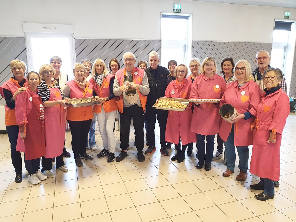 🥧 Les #BlousesRoses de Strasbourg se sont retrouvées à Dossenheim-Kochersberg pour leur traditionnelle « journée #Bredeles » ! 💞
Une tradition gourmande et chaleureuse depuis des années. 🙏✨