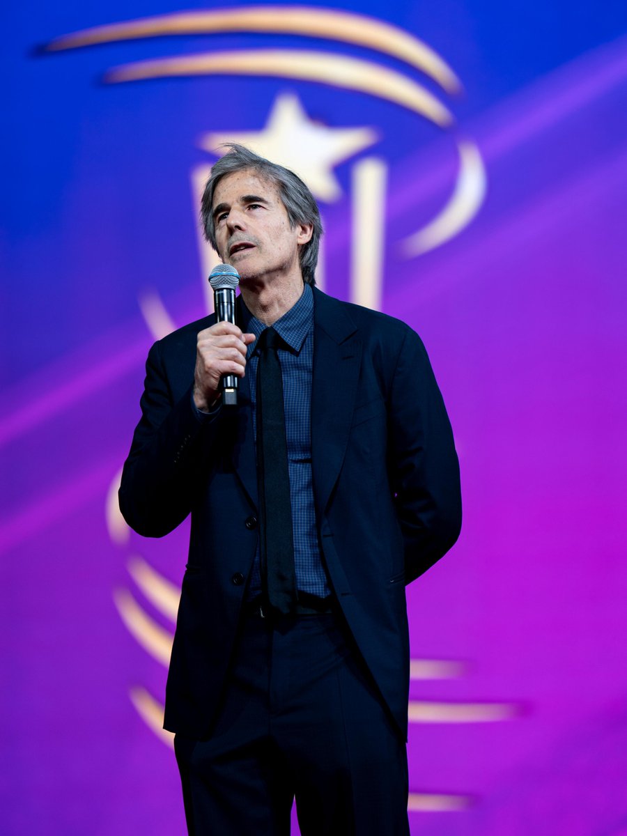 2MInteractive's tweet image. المخرج البرازيلي والتر سالس اثناء تقديمه فيلمه ( ما زلت هنا): فيلم "الحال" الذي أنجز عن مجموعة  ناس الغيوان قادني إلى التعرف على الثقافة المغربية.
#FIFM
@Marrakech_Fest