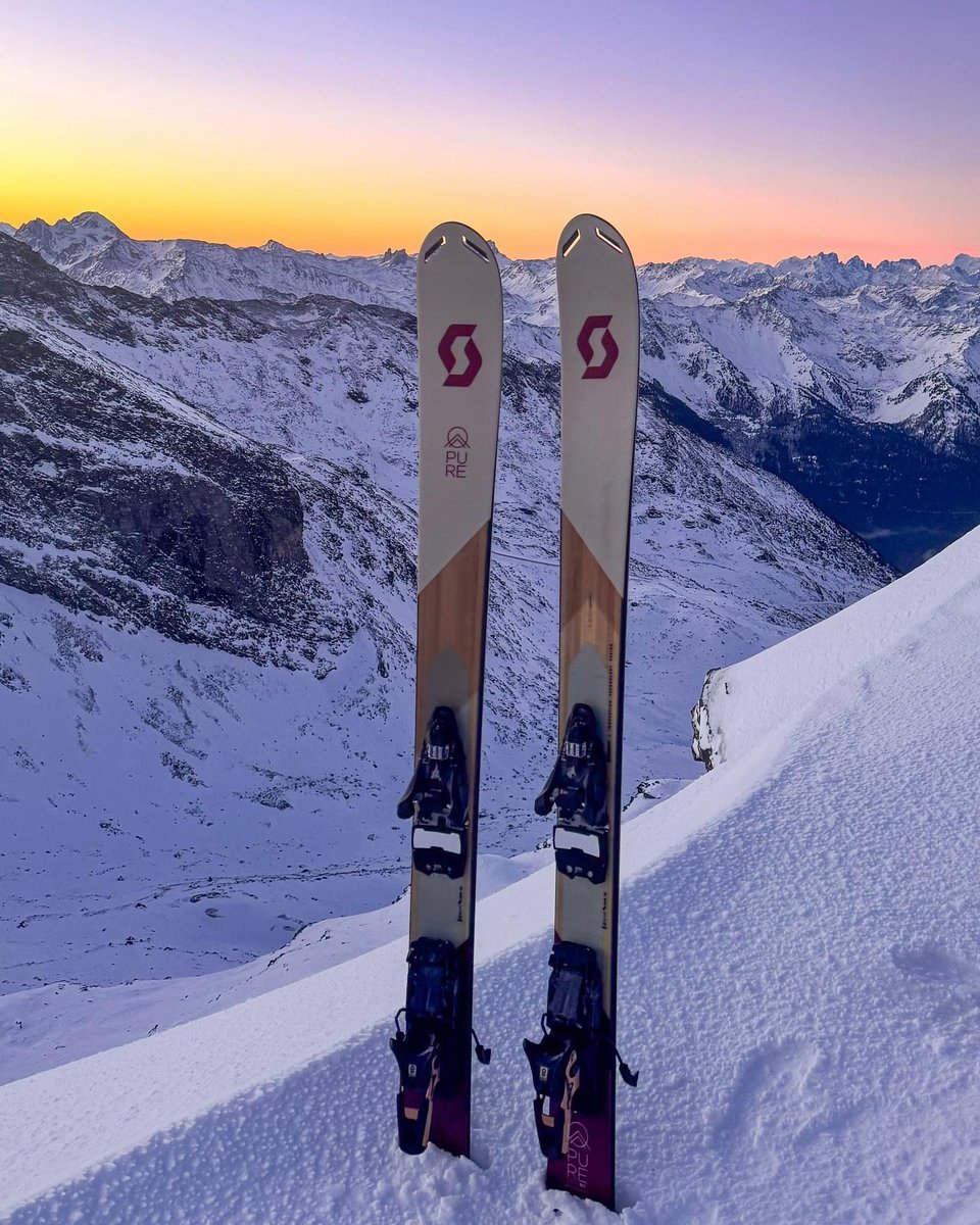 Sunrise in Les 3 Vallées : a beautiful way to start the day. 🌄❄️

🚠 Grand Fond
📍 Val Thorens
#valthorens #les3vallees #savoie
<a href="/Val_Tho/">❄️ Val Thorens ❄️</a>