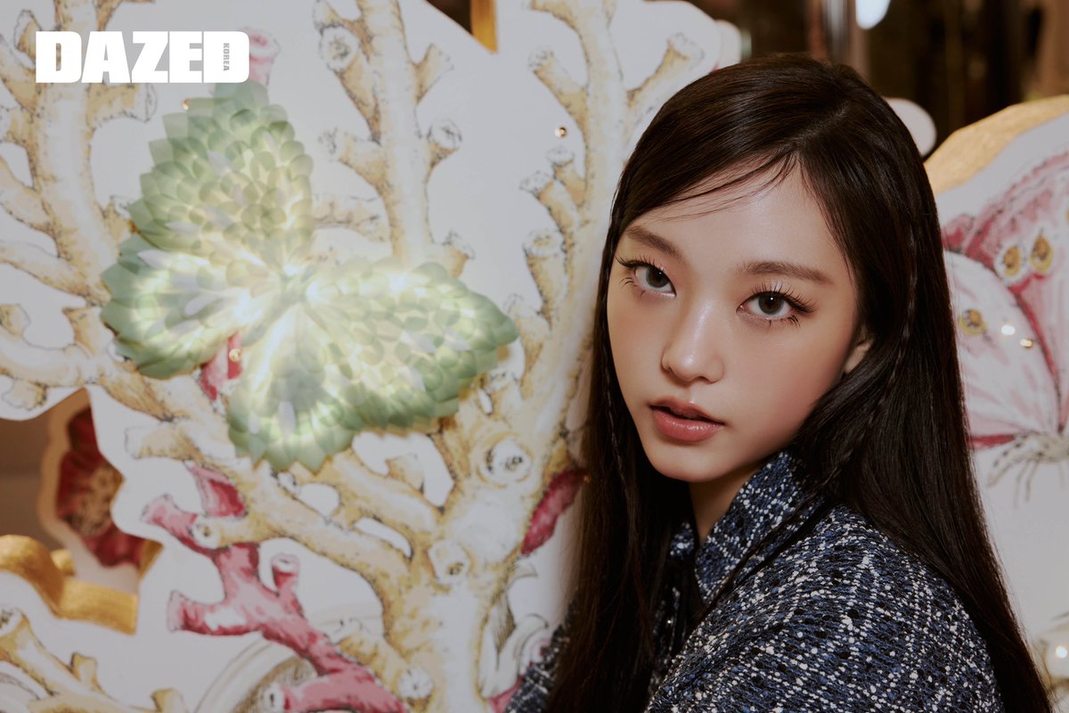 DazedKorea's tweet photo. HAERIN IN DIOR SEONGSU #협찬

홀리데이 시즌을 맞아 변신한 디올 성수, 크리에이티브 디렉터 마리아 그라치아 치우리가 선보이는 2025년 디올 크루즈 컬렉션. 아티스트 피에트로 루포Pietro Ruffo가 완성한 해저 곳곳에 머물며 빛을 내는 지금, 그 안에서 해린과 함께 마주한 시간. https://t.co/6ArI3ZnewJ