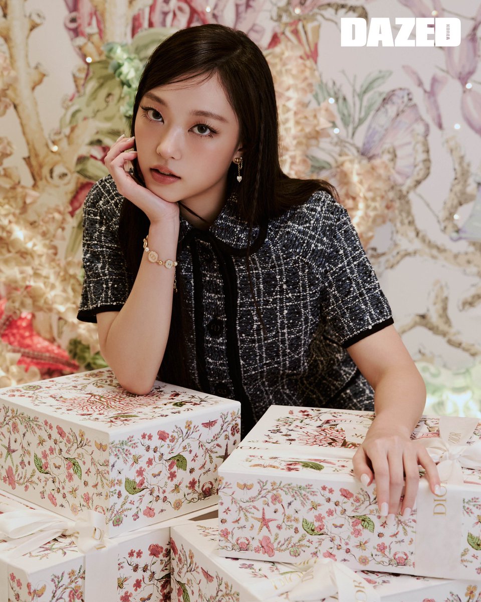 DazedKorea's tweet photo. HAERIN IN DIOR SEONGSU #협찬

홀리데이 시즌을 맞아 변신한 디올 성수, 크리에이티브 디렉터 마리아 그라치아 치우리가 선보이는 2025년 디올 크루즈 컬렉션. 아티스트 피에트로 루포Pietro Ruffo가 완성한 해저 곳곳에 머물며 빛을 내는 지금, 그 안에서 해린과 함께 마주한 시간. https://t.co/6ArI3ZnewJ