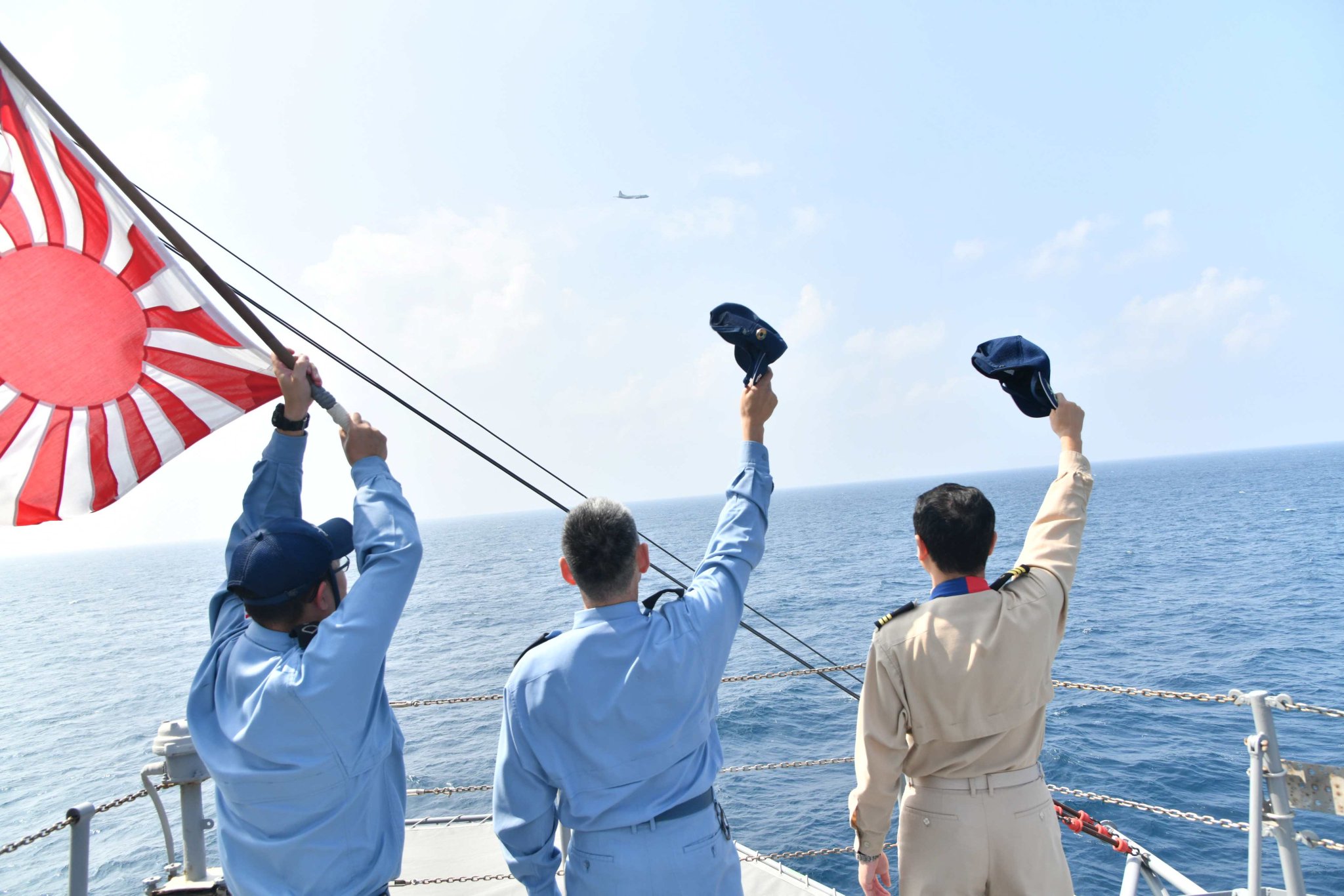 実物 アサド政権 シリア軍 共和国防衛隊 バッジ Amazon.co.jp: 実物 シリア軍 アサド大統領 パッチ : おもちゃ