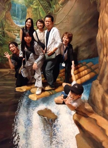 続いて】同じく特別賞。被写体の人数が恐らく最多と思われます。何人が同時に参加できるかの限界に挑むような1点。それぞれ動きがありつつ、表情の違いがあるところはリアリティがあると思います。#長瀞トリックアート有隣倶楽部 #本日営業 #フォトコン2024 #短評