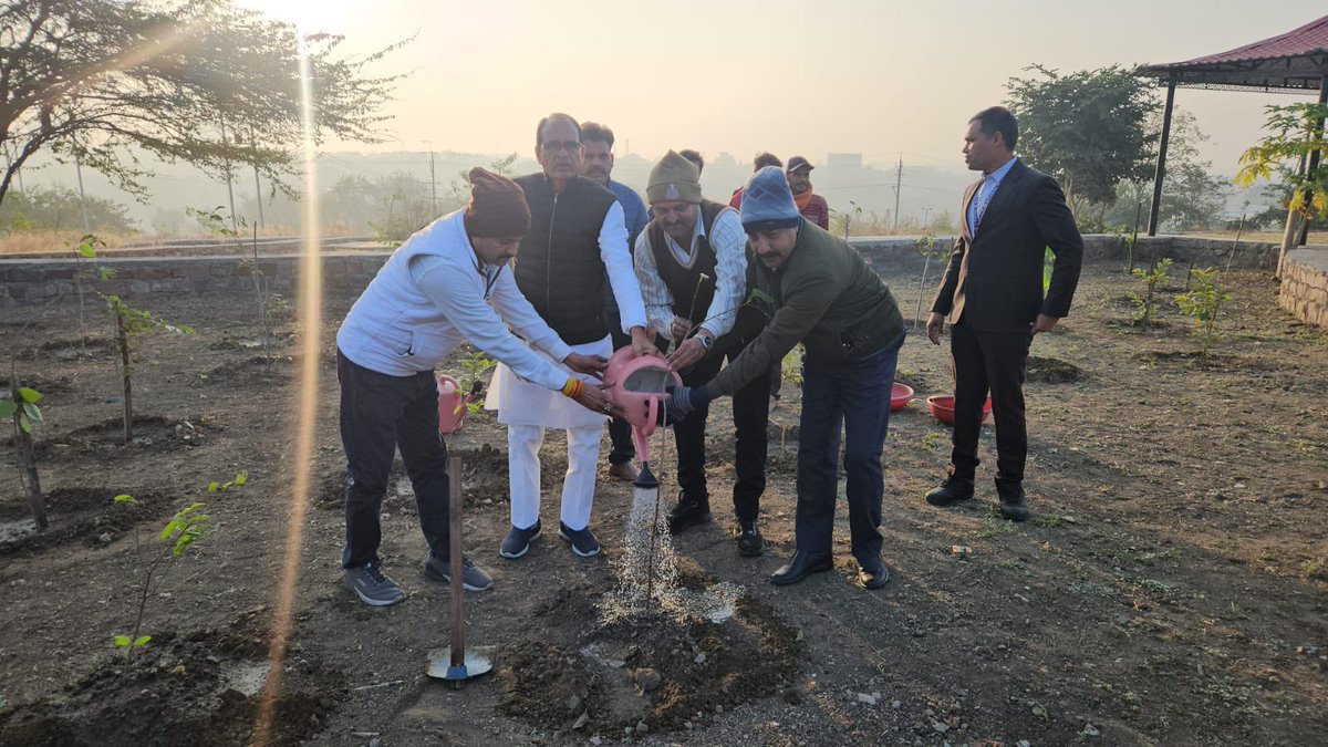 प्रतिदिन पौधरोपण का संकल्प व्यक्तिगत नहीं, सामूहिक है। भोपाल स्थित स्मार्ट सिटी पार्क के कर्मचारी विगत वर्षों से इस संकल्प में अपना सहयोग दे रहे हैं। उनके परिश्रम के कारण ही आज पार्क हरियाली की चादर ओढ़े हुए है।

पौधों की देखभाल में लगे पार्क के कर्मचारियों के साथ आज पौधरोपण कर