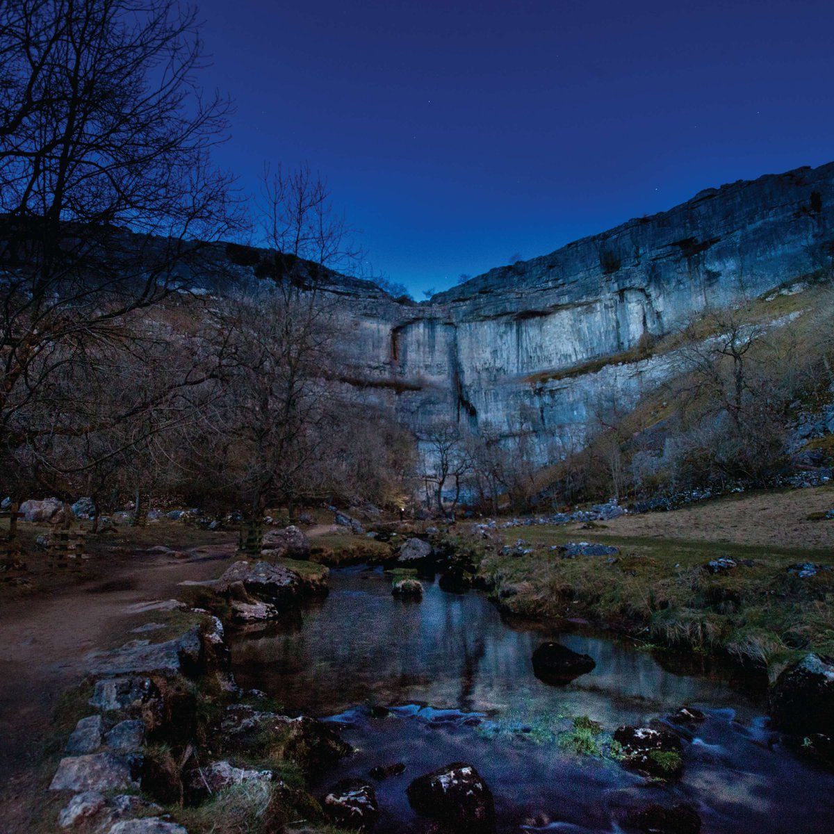 Day 2 of our Yorkshire Dales Advent Calendar is this night time view of Malham Cove. The 70m/230ft high, gently curving cliff of limestone has been attracting visitors for hundreds of years.

📸 Stephen Garnett | #YorkshireDales #Advent #MondayMotivation