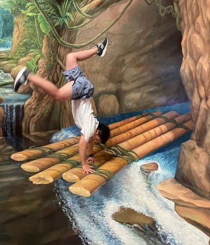 引き続きお楽しみいただけます】入替日程が決まりましたが、今回の入選作品はすべて引き続きお楽しみいただけます。特別賞：見る人によって、現在とこの先の印象や予想が変わる挑戦的な可能性を秘めた1点。このあとどうなっちゃうの？#長瀞トリックアート有隣倶楽部 #本日営業 #フォトコン2024 #短評