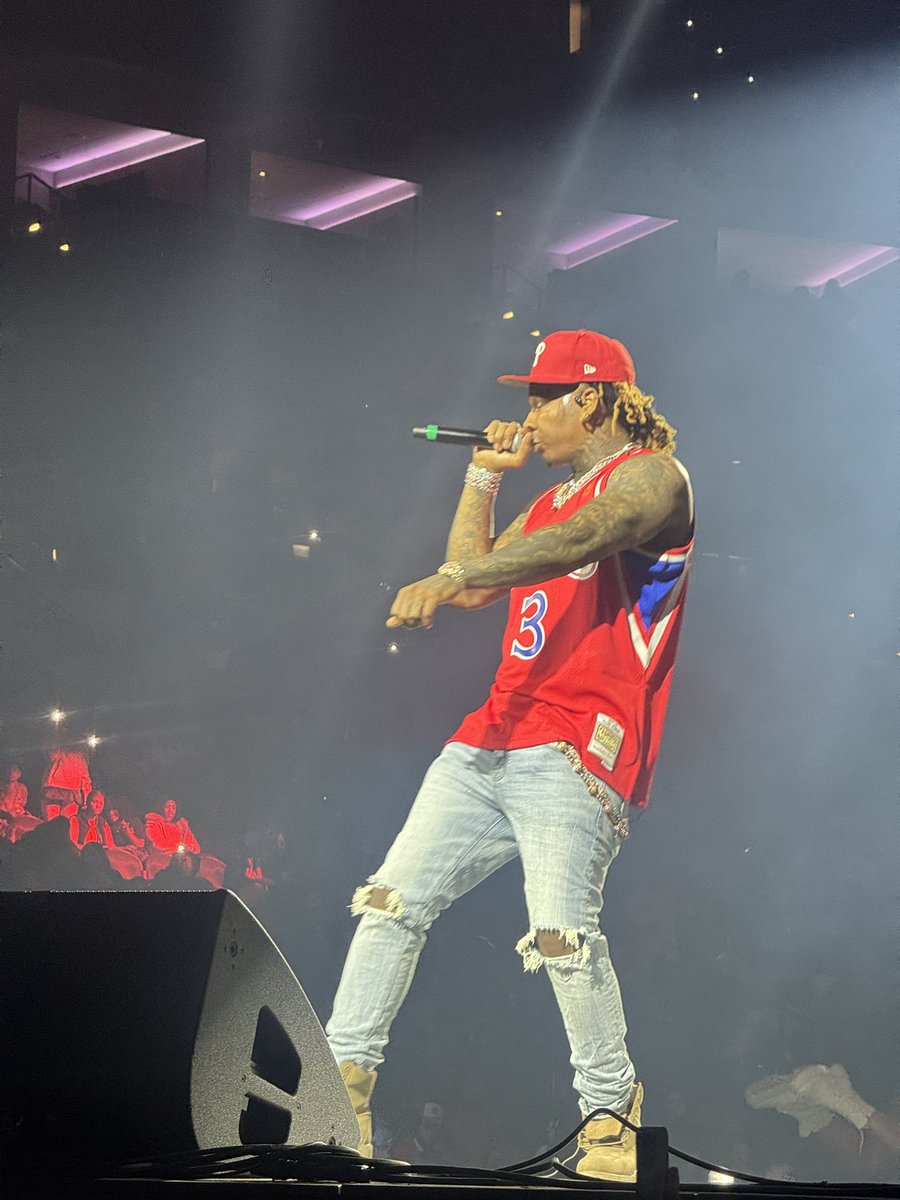 DTCMase's tweet image. I really might get into Photography #LastLapTour #Rodwave