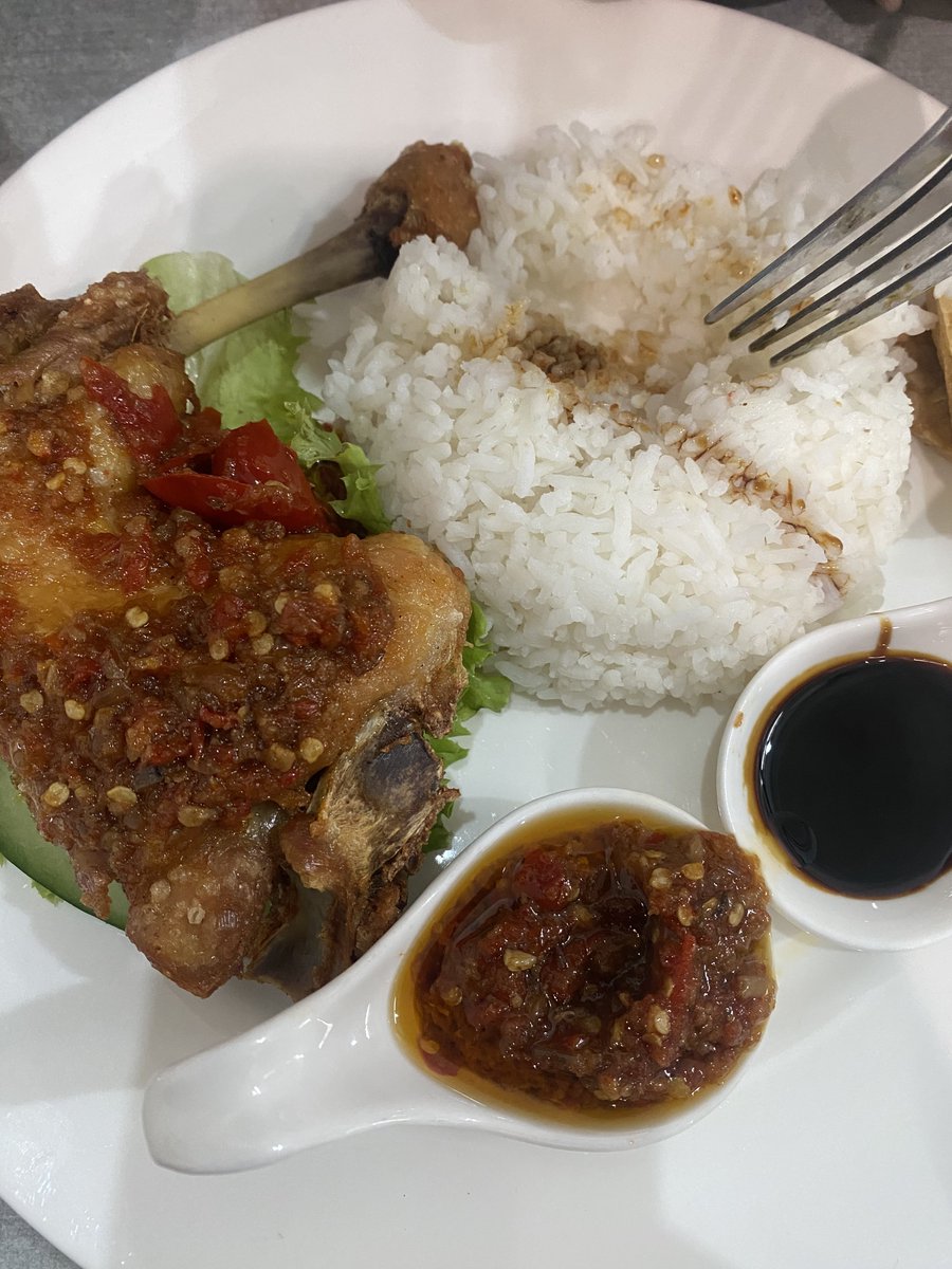Min baru nak terai. Port yang aesthetic! Sambal dia sedap. Ayam besor. Harga pun murah. Min suka tempat dia. Cozy, ber ekon, kerusi meja pun banyak sampai kedalam. Port baru ayam penyet? 

Isnin - Sabtu
11 pagi - 10 Malam.
Seberang jalan BSN Sitiawan.