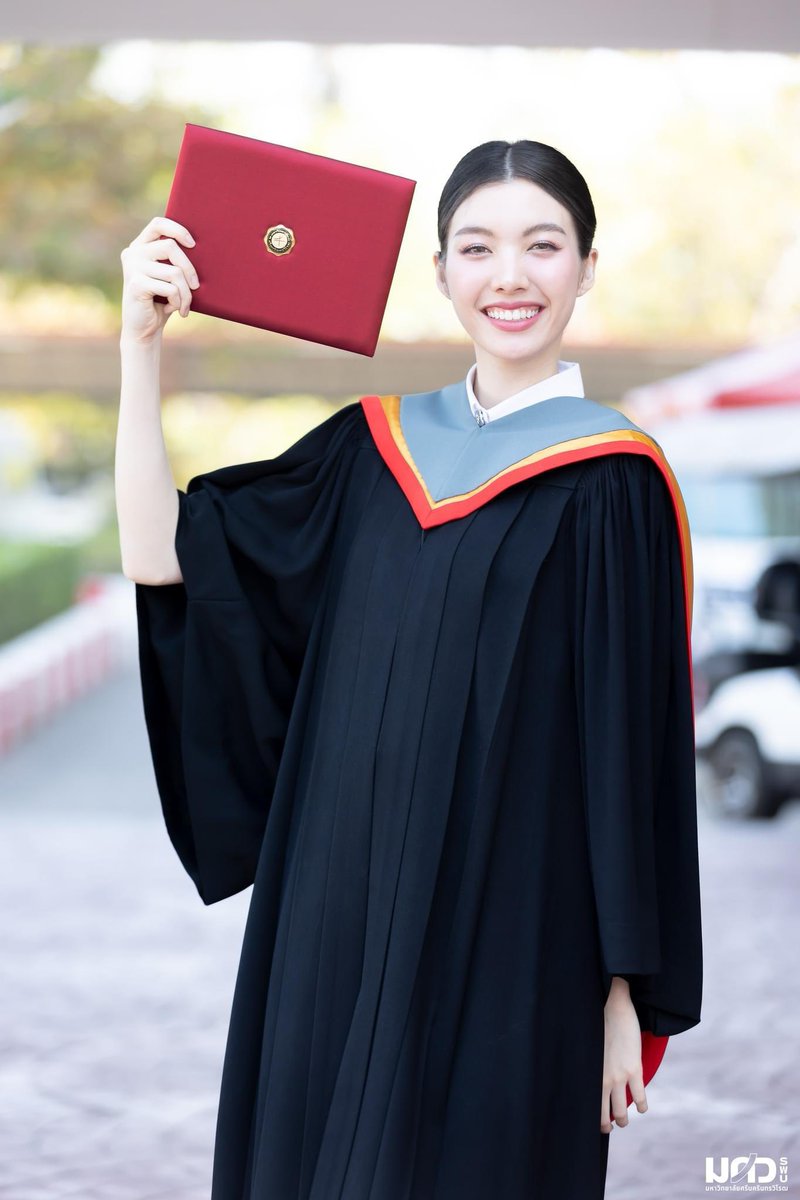 LOfanny82's tweet photo. จบแล้วววว สดใสมากกๆค่ะบัณฑิต 🥰
CONGRADUATION ORMKORN
#พี่บัณฑิตออมกรณ์นภัส
#ormkorngraduation https://t.co/BTcT69lLj9