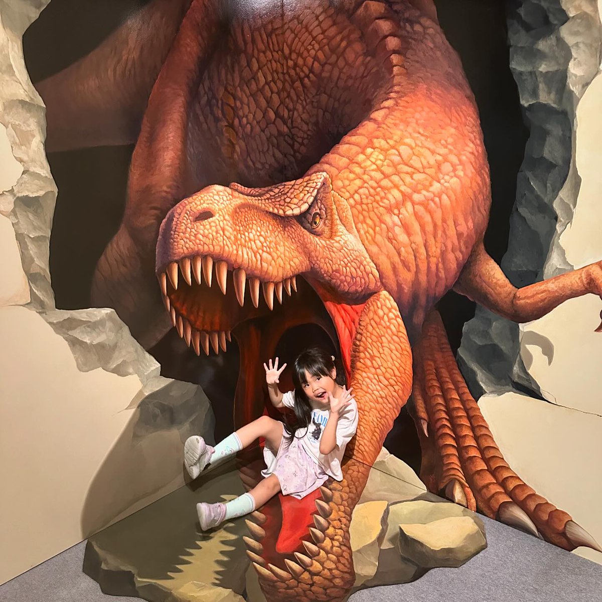 現作品構成での最終土曜】来週11日（水）は作品入替に伴い臨時休館となります。引き続き、フォトコン入選作品のご紹介です。優秀賞：王道ともいえる作品解説に忠実な1枚。被写体のお子さんらしさが光る1枚です。#長瀞トリックアート有隣倶楽部 #本日営業 #フォトコン2024 #短評