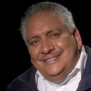 carpetapurpura's tweet photo. "Nosotros respetamos y somos solidarios con quienes marcharon hoy", dice Guadalupe Acosta Naranjo del Frente Cívico Nacional, sobre el debate que se abrió en las redes sobre la primera marcha ciudadana del Conteo Ciudadano para denunciar el fraude en la elección presidencial del domingo 2 de junio

Amigas y amigos.

Leo todo lo que puedo este intenso y gran grupo plural y ciudadano. No siempre puedo darle total seguimiento.

La pluralidad no es un mal, la pluralidad es un bien social, no existe un país monolítico, no lo es en nuestra familia, menos en una nación tan diversa, plural y extensa.

Si logramos que las distintas ideas, historias personales, formaciones, se debatan sin cortapisas, pero con respeto entre nosotros el resultado será positivo para todos.

A mí no me molesta que me critiquen, se los juro, si se hace con argumentos mejor, y sin argumentos tampoco me molesta, estoy algo acostumbrado a recibirlos de buena fe, y de manera infame desde el gobierno, pero es preferible la diversidad a tratar de que alguien instale un pensamiento único o la verdad absoluta, como lo hacen los autoritarios, como lo intenta López Obrador.

Lo importante es buscar la unidad en la diversidad, no desaparecer la diversidad.
Nosotros respetamos y somos solidarios con quienes marcharon hoy, yo soy buen amigo de Pedro Ferriz, aunque no siempre pensemos igual, no critique jamás a quienes no van a todas las marchas, alrededor de 40, que hemos convocado por múltiples causas, algunas muy grandes, otras pequeñas, por qué no se trata de alejar a nadie ni de pensar que somos infalibles, sino de siempre seguir uniendo y luchando.

En el Frente Cívico Nacional tenemos un camino que acordamos hace unos días en un encuentro con ciudadanos de todo el país, y vamos a seguir nuestra ruta, pero nunca dejaremos de buscar la mayor unidad posible con quienes no compartes al 💯 nuestra estrategia, y caminaremos en todo lo que sí sea posible.

Les mando un abrazo solidario a todos y todas, y disculpen que los distraiga con mi humilde opinión.

Me voy a otra reunión. 🙏

GUADALUPE ACOSTA NARANJO.