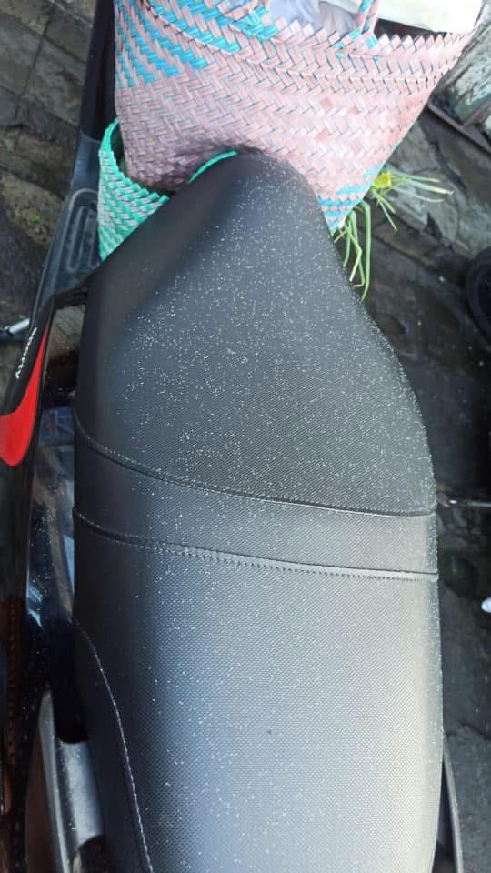 infomalang's tweet photo. Pagi ini sebagian wilayah Malang diguyur hujan abu. Yang paling jelas terlihat abunya terjadi di Pakis dan sekitarnya. Pun juga di kawasan Pasar Besar, yang abunya cukup jelas di jok-jok motor yang terparkir.

Di tempatmu juga kerasa hujan abu?

📸 FB Komunitas Peduli Malang https://t.co/fjs90lPqb7