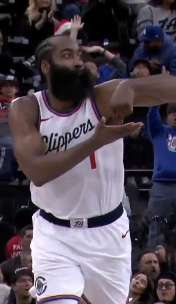 JHardenFR2's tweet image. 39 points 
9 rebonds 
11 passes décisives 

Victoire contre la superteam des Nuggets seul en subissant des traitements défensifs inhumains et en ayant les arbitres contre lui 

Il vient littéralement de leur uriner dessus

Plus que jamais le MVP de cette ligue.