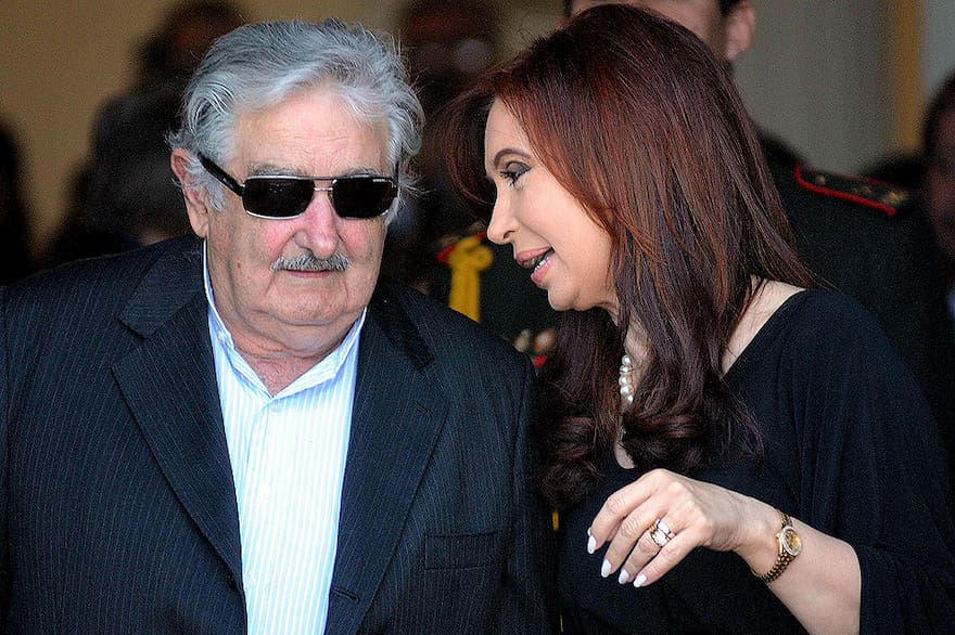 LaHistoriaUSA's tweet photo. Fuerte crítica. Pepe Mujica criticó a Cristina Fernández: "Ahí está la vieja Kirchner en la Argentina al frente del peronismo. En lugar de ponerse de vieja consejera y dejar nuevas generaciones, no, está jodiendo ahí”, se quejó y exclamó: “¡Cómo les cuesta largar el pastel!”. https://t.co/SJWwWRw29i
