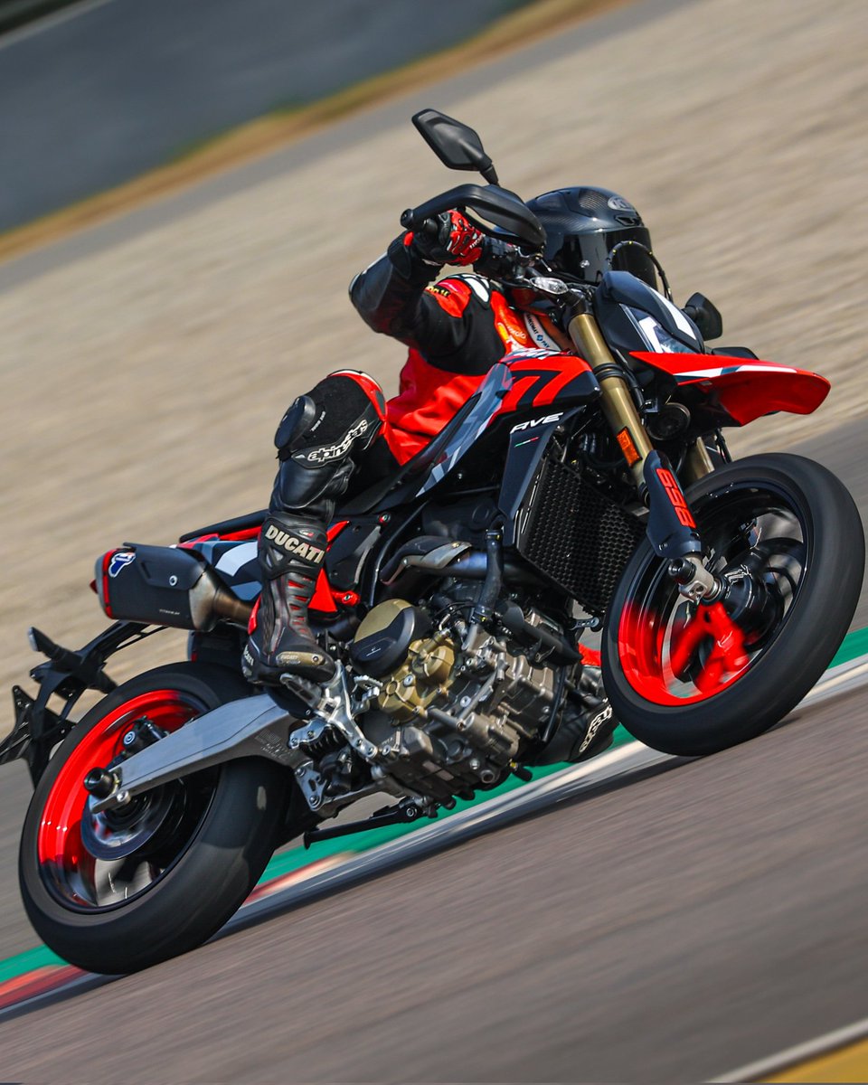 Ducati_India's tweet photo. Track Days Are a Ducati’s Playground. Pure Ducati domination, with every single lap at ISBK Track Days.
#DucatiIndia #ISBK #TrackDays https://t.co/2RuLOwmcix