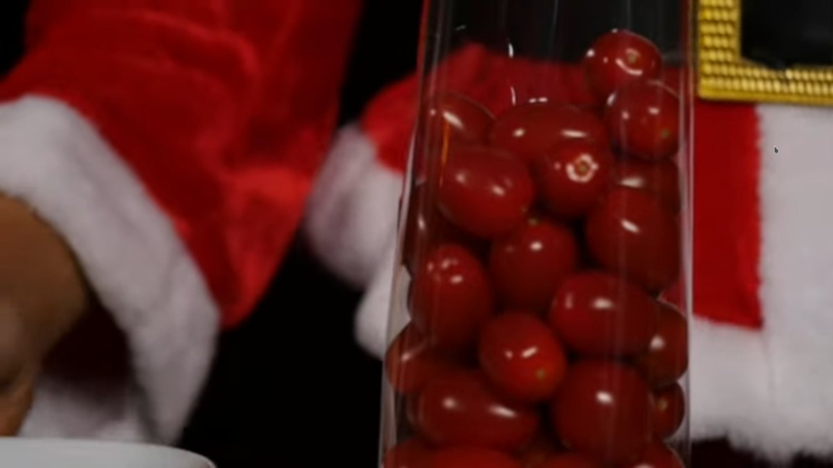 Tür 02: Die Weihnachtsfrau hat 2 Methoden zum Wiegen von Tomaten entwickelt. Kann das Gewicht von der Messmethode abhängen?
smpl.is/9x2j0

#Physik #Bildung #DigitaleBildung #Advent #Weihnachten #Schule #Lehrer #MINT #Lernen #WissKomm #Adventskalender #PhysEdu #twlz