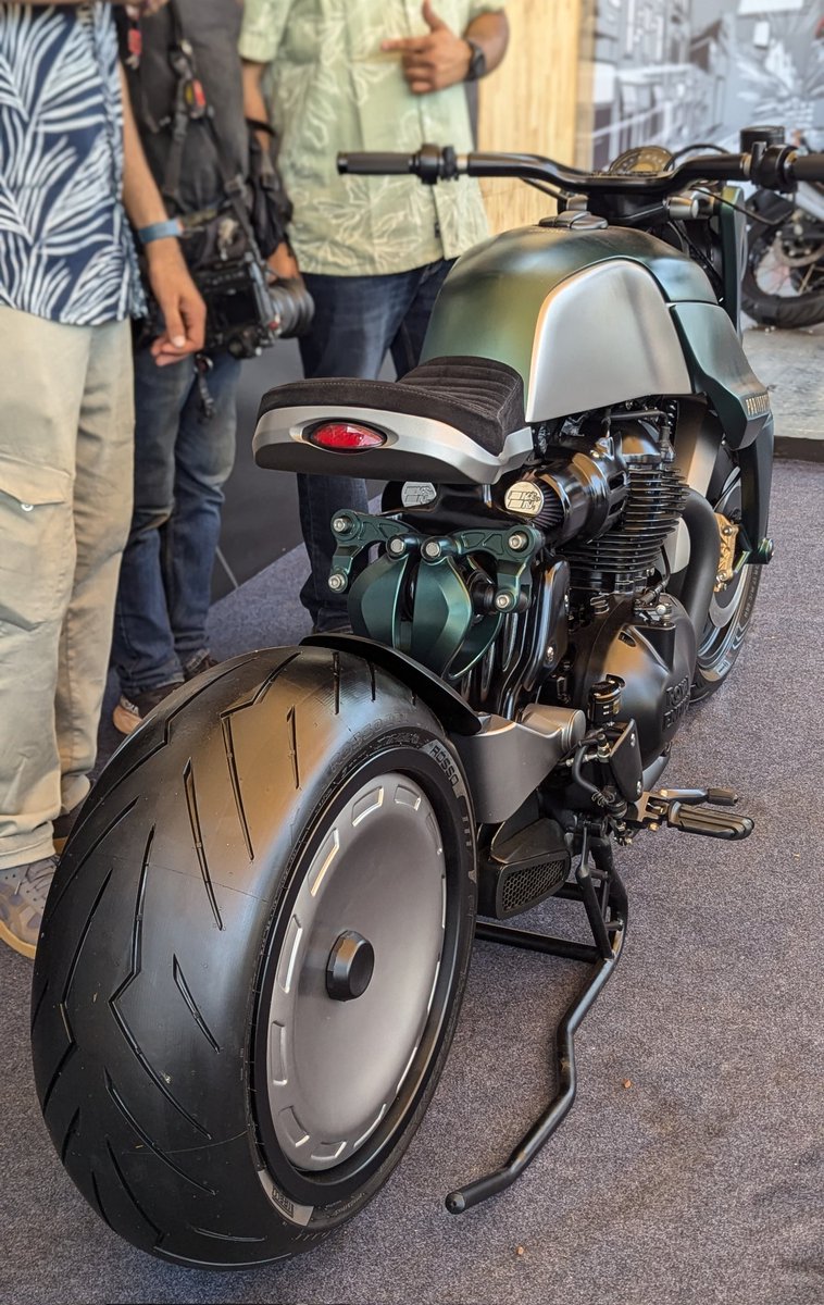 RE_TokyoCentral's tweet photo. モトバースで展示されていたカスタムバイクたちです!
どの車両も造形が美しいし、本当に完成度が高くてずっと見てられます…😌
どのバイクが一番気になりましたか??🤔
#ロイヤルエンフィールド
#カスタムバイク
#RoyalEnfield #CustomWorld https://t.co/YELzmYRzg6