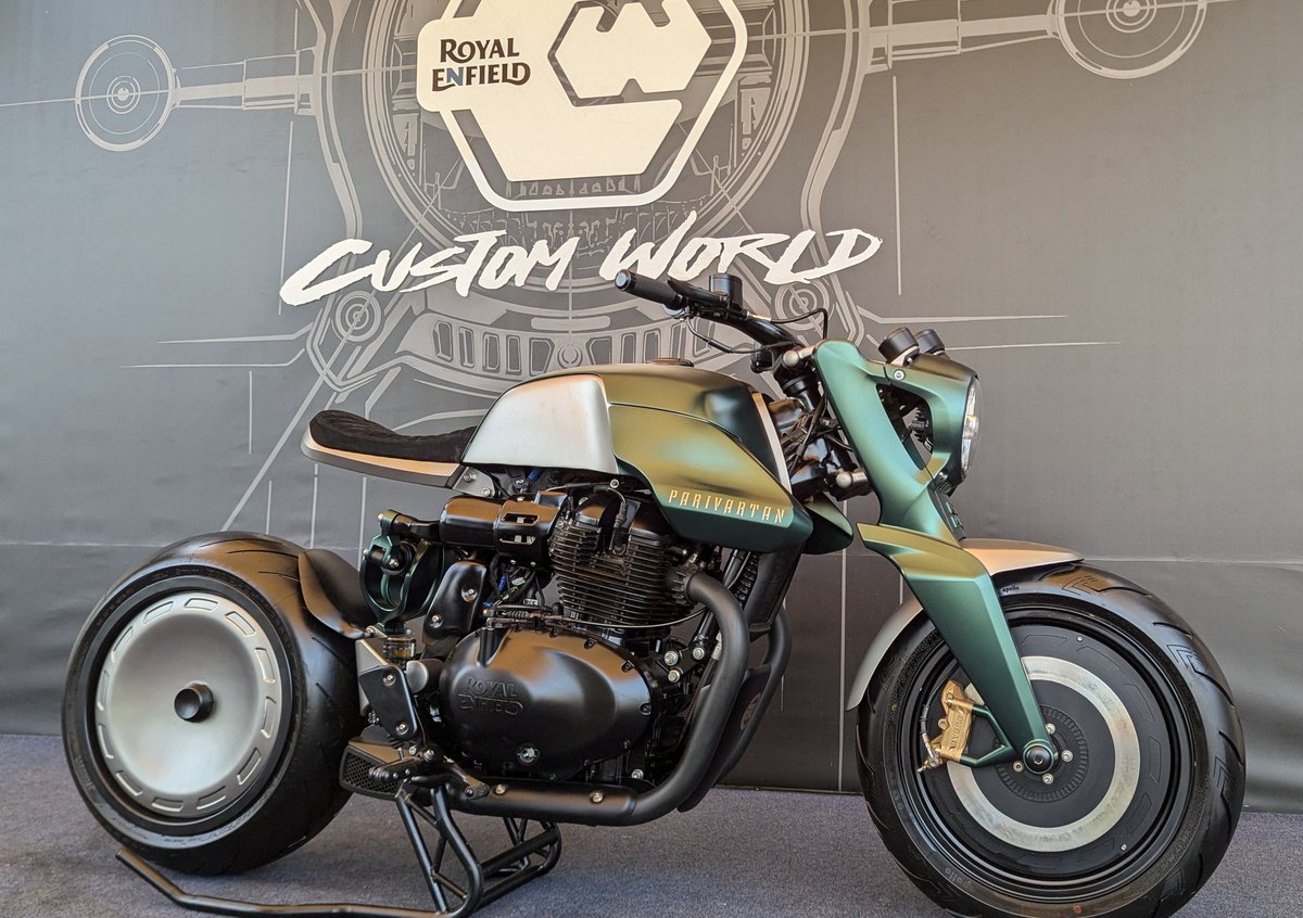 RE_TokyoCentral's tweet photo. モトバースで展示されていたカスタムバイクたちです!
どの車両も造形が美しいし、本当に完成度が高くてずっと見てられます…😌
どのバイクが一番気になりましたか??🤔
#ロイヤルエンフィールド
#カスタムバイク
#RoyalEnfield #CustomWorld https://t.co/YELzmYRzg6