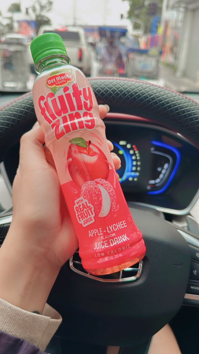 jmffff_'s tweet photo. Hindi mauuhaw sa traffic "Kaya, mag-Fruity Zing na!" 

#JMFyangRefreshZING 💛

#JMFyang | #JMIbarra | #SofiaSmith 
#FruityZing 
@DelMonte @DelMonte https://t.co/3OFQeWmLCN