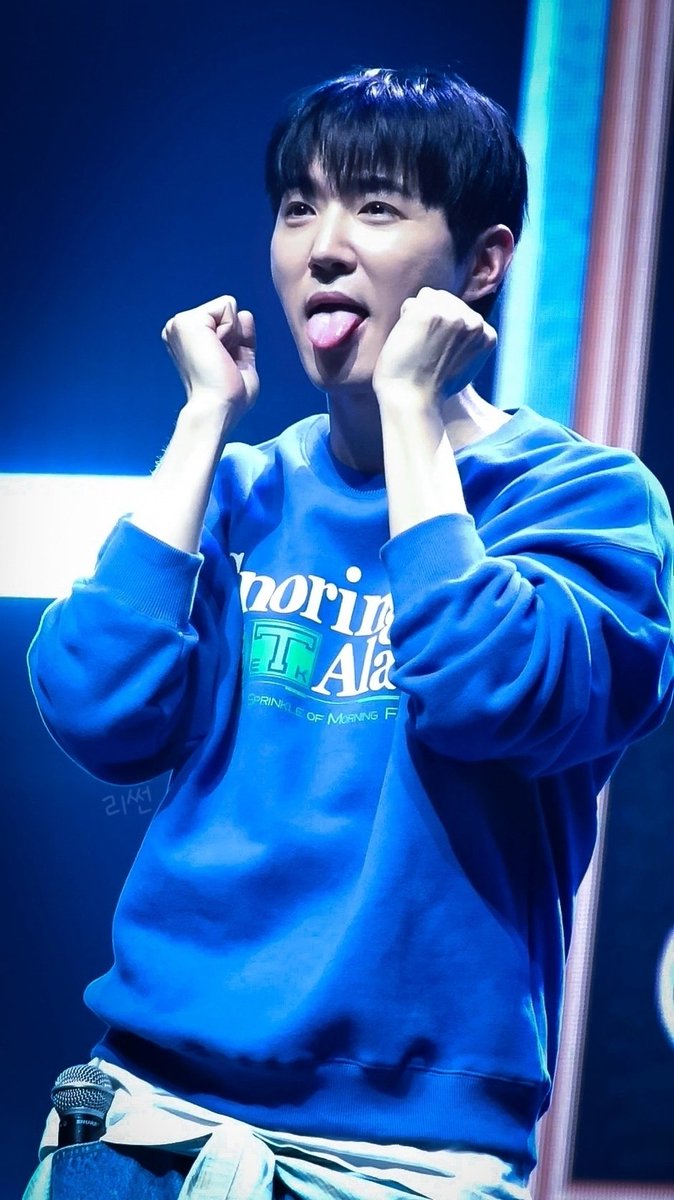 덴스쿨 🏫 _ 24.12.01 

마루는 강쥐 하는 안데니가 
너무 너무 귀여워서 캡쳐

진찐 강쥐같자나 🐶🐶

#지오디 #god #덴스쿨 #안데니 #데니안