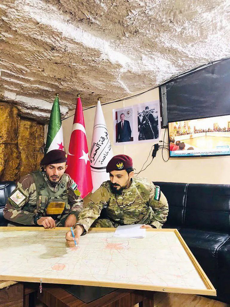 dr_moosavi's tweet image. تصویر مرکز فرماندهی گروهک ترویستی حمزه فعال در سوریه که در آن تصاویر رجب اردوغان و مصطفی کمال آتاتورک و پرچم ترکیه به نمایش گذاشته شده