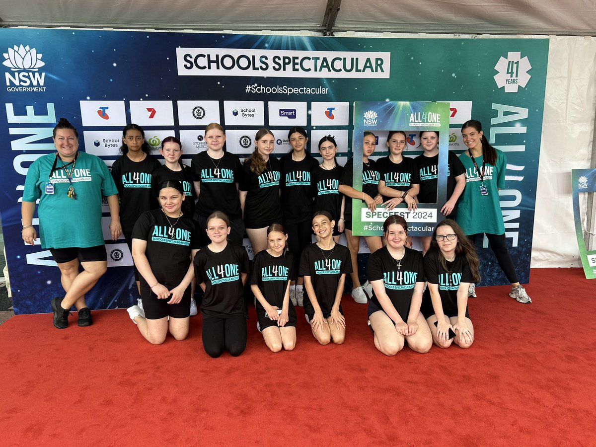 How good do our dancers look in their pre show <a href="/schoolsspecnsw/">Schools Spectacular</a> flash mob attire, on entertainment duty!! What a great experience for our dancers, aspiring to be in the show in 2025!! 
#mountdruittmagic 🎩