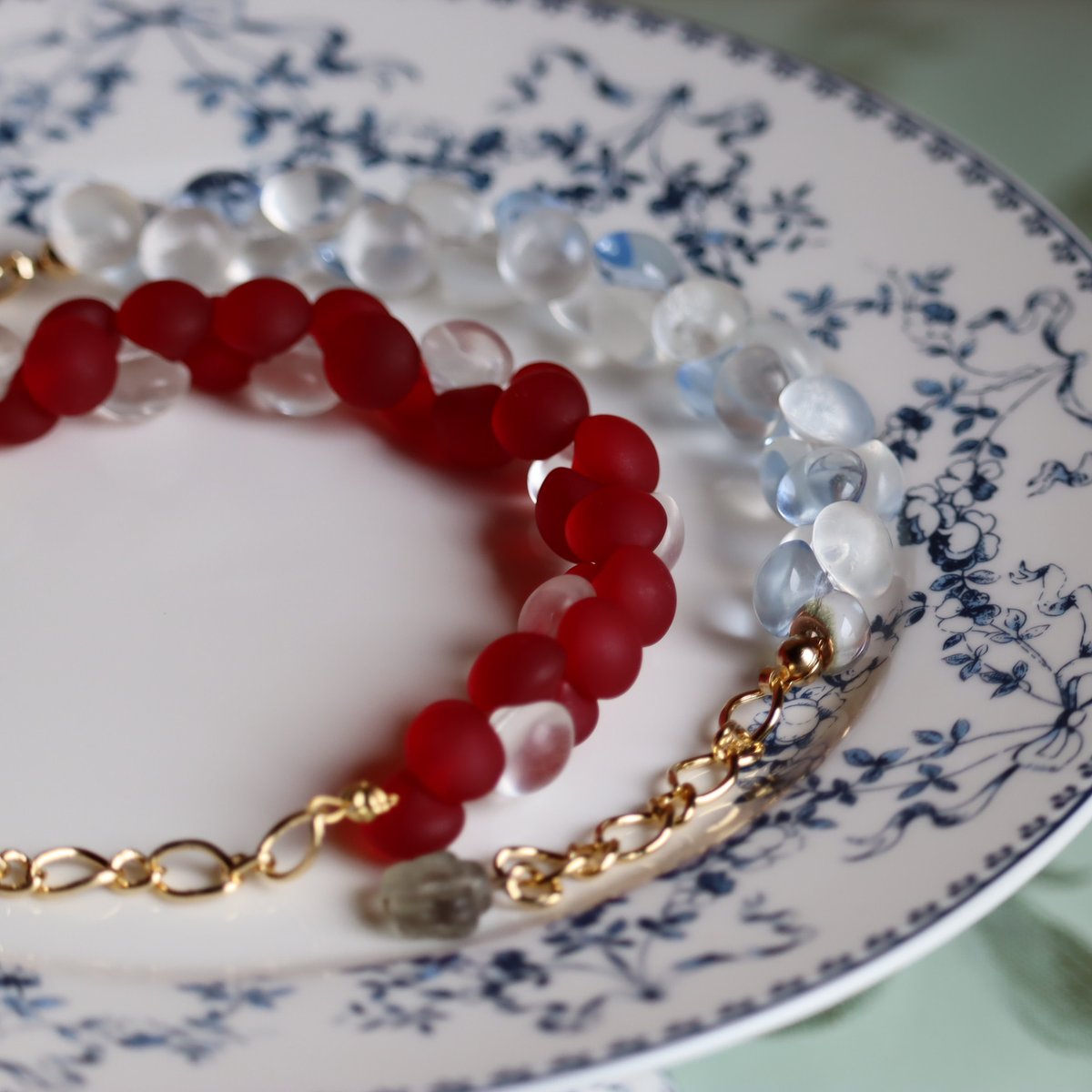 matataki07231's tweet image. ビーズに見えるかもしれませんが
こちらはボタンです

マッシュルームボタン
ガラス
アンティーク

私の大好きなボタン
ブレスレットにしてみました

#gift #ボタンのmatataki #vintagebutton
#ヴィンテージボタン　 #button