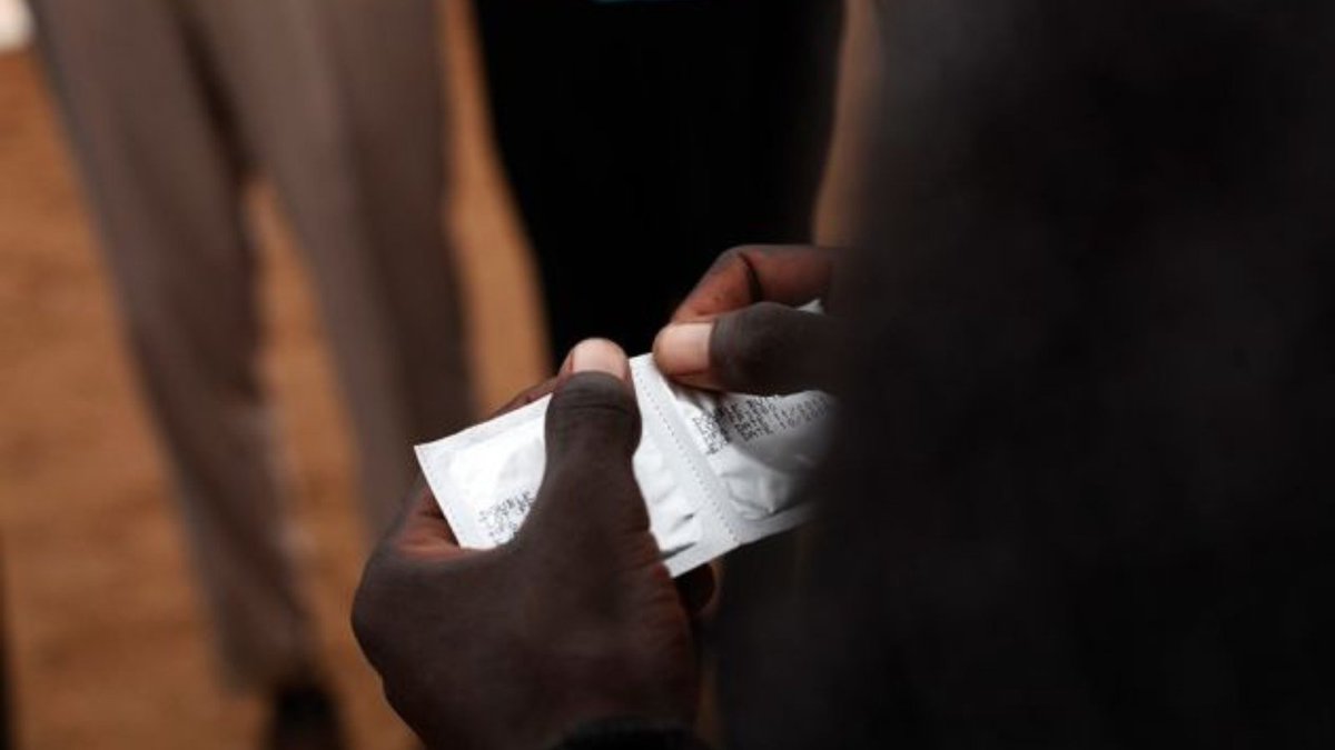 CONDOMIZE's tweet image. #DYK? Making #HIVPrevention easy and affordable is key! 🛑 #Condoms are a simple, super effective way to reduce HIV transmission. When widely available and used properly, they play a huge role in protecting communities. 🌍💪 #EndAIDS #Condomize #HIVPrevention