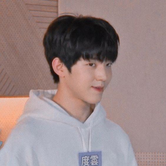 햄얼 
얼라 뱃속에 꼬물이가 자라고 있던 어느날 
일때문에 신경이 예민해진 햄이 얼라한테 조금 신경실적으로 말하는 바람에 부부싸움하게 됨
그날 저녁 한마디도 안하고 냉전중인데 햄 들으라는듯이 배에다가 얘기하는 얼라 

- 꼬물아 뭐라고? 저 아저씨 시끄럽다고? 그르게 말이다
- ...(곰무룩)
