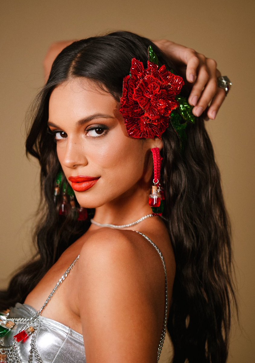 Com toda a licença dada pela comunidade e reverência que tenho pela cultura afro-brasileira, me sinto feliz e honrada com esse convite da Grande Rio. O look representa os perfumes atrativos do Mercado Ver-o-Peso na minha Belém do Pará  ❤️