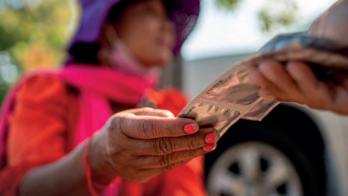 CONDOMIZE's tweet image. 📉 Fewer people acquired HIV in 2023 than ever before, but the fight is far from over. With 1.3 million new infections globally, we need to keep pushing for prevention tools like condoms to reduce transmission. Let’s keep the momentum going! 💪 #EndAIDS #HIVPrevention #Condomize