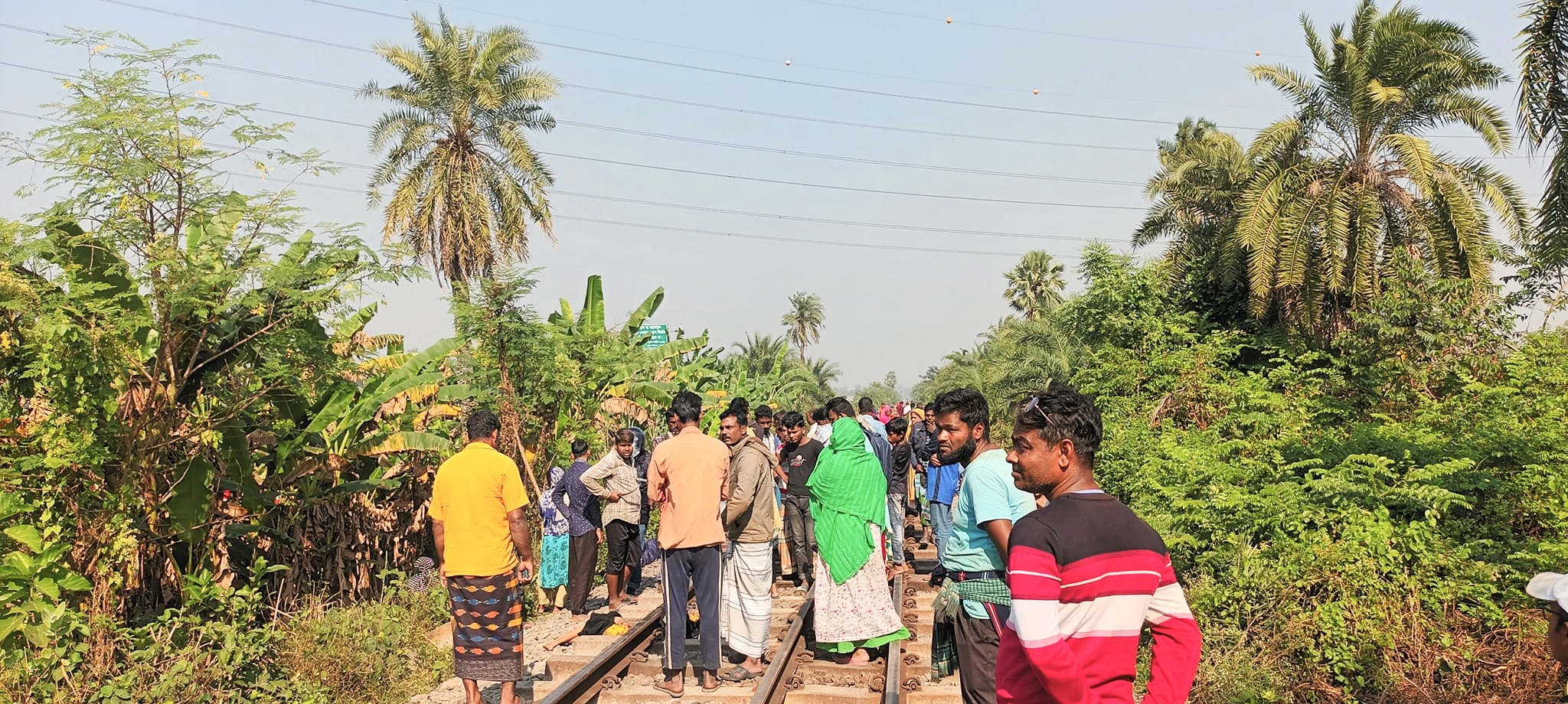 নওগাঁয় রেললাইনের পাশে রেলে কাটা বাবা-মেয়ের ছিন্নভিন্ন মরদেহ