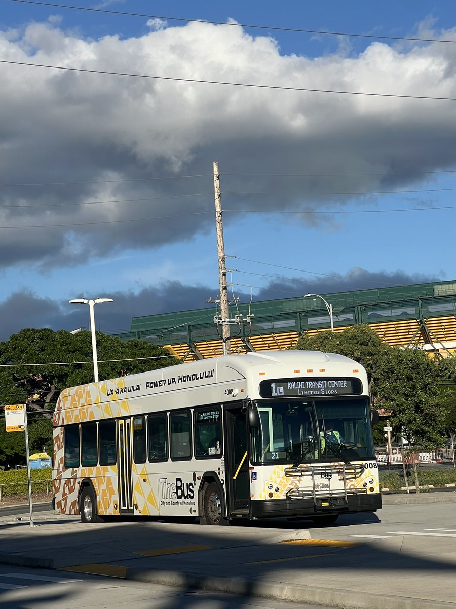 DailyBusPhoto's tweet photo. Route 1L Limited Stops (Bus 4008) on layover at the Aloha Stadium Transit Center.
#Photograghy #PublicTransit #Transit #Bus #TheBus #GILLIG #GilligBEB #Electric #ZeroEmissionBus #Hawaii #Oahu https://t.co/j4p3pdX03y