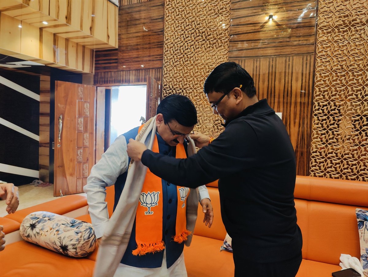 भारतीय जनता पार्टी के संगठन पर्व जिला बालाघाट चुनाव अधिकारी श्री राघवेंद्र गौतम जी का आज निज निवास पर आना हुआ !! अपने परिवार सहित अपने आवास पर साल पहनाकर आत्मीय अभिनन्दन किया .!!!!