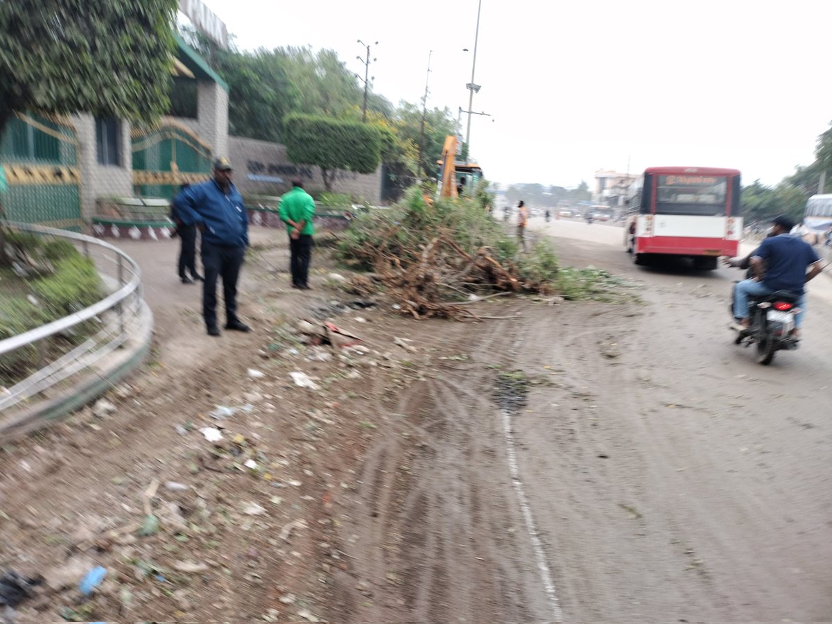 EsaRehman's tweet photo. @CommissionrGHMC @GHMCOnline @Comm_HYDRAA @HYDTP GHMC/Civic staff at Zoo Park gate causing heavy jam by resorting  to tree cutting at peak hours that too at a bottle neck. Commuters and staff were found busy in brief altercation, while traffic police play a role of mute spectator https://t.co/jx6w9hz6Rh