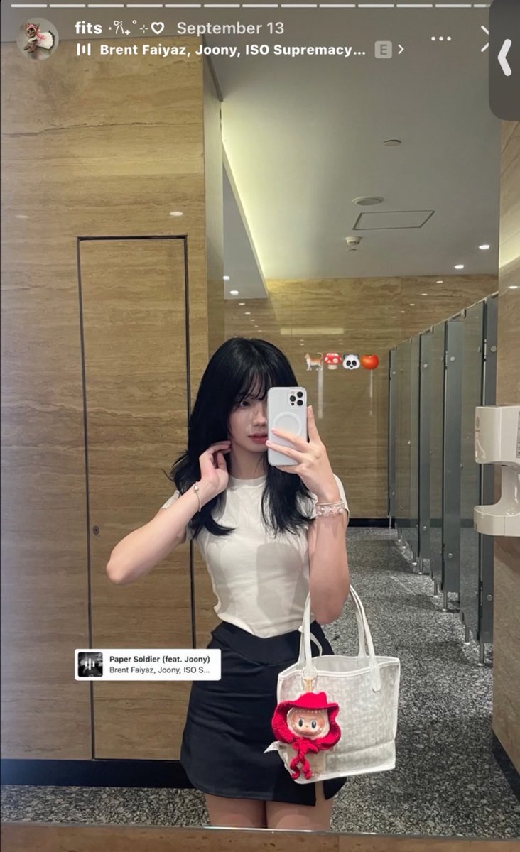 esadrafts's tweet image. CANTIK CANTIK NIPU DEMI BELI GOYARD 😍
Nipu sampe 35jt+++
Anak UMN guys yg kenal boleh langsung jambak aja rambutnya
Gaya elit hasil nipu sih malu y
