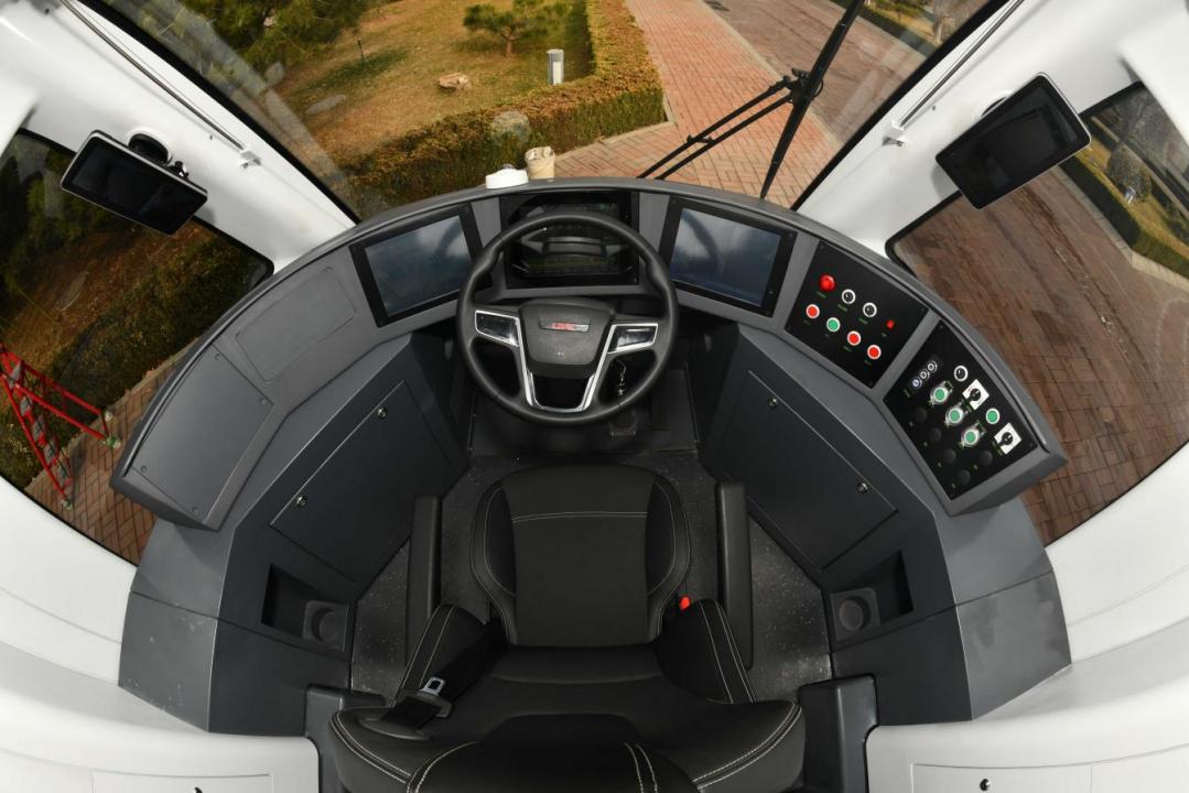 real_time_china's tweet image. China's newly developed new energy digital trackless train is incredibly cool! Fully electric, it runs on virtual tracks with a top speed of 70 km/h!  It also supports autonomous driving! #ChinaTech #TracklessTrain #SelfDriving