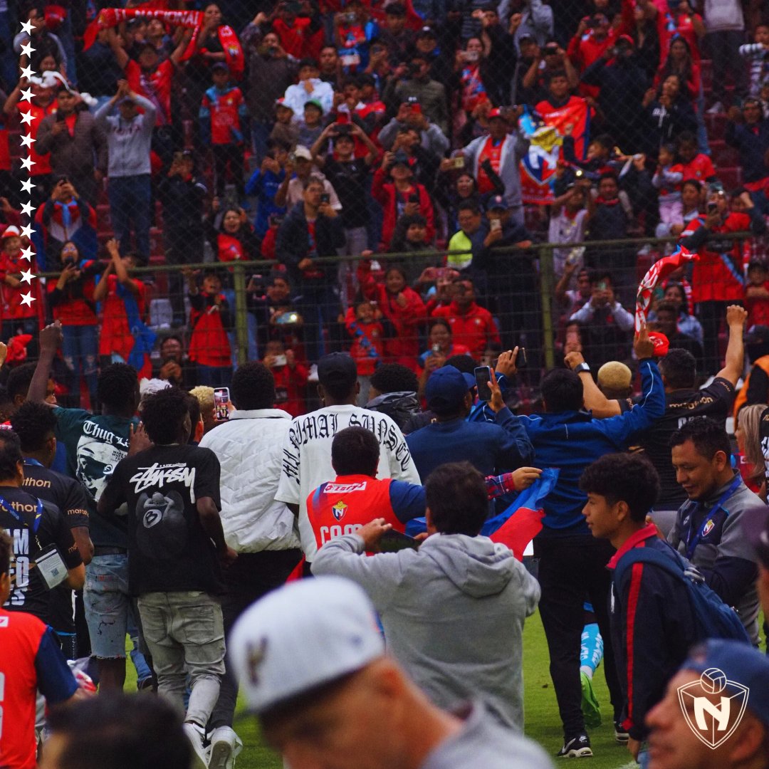 Un título no solo son un conjunto de goles, un rejunte de partidazos. Tampoco es azar, ni suerte. 

Un título es una suma de voluntades, de intenciones, de deseos, de aspiraciones. Un título somos todos nosotros juntos, nuestros guerreros en la cancha y quienes alentamos sin